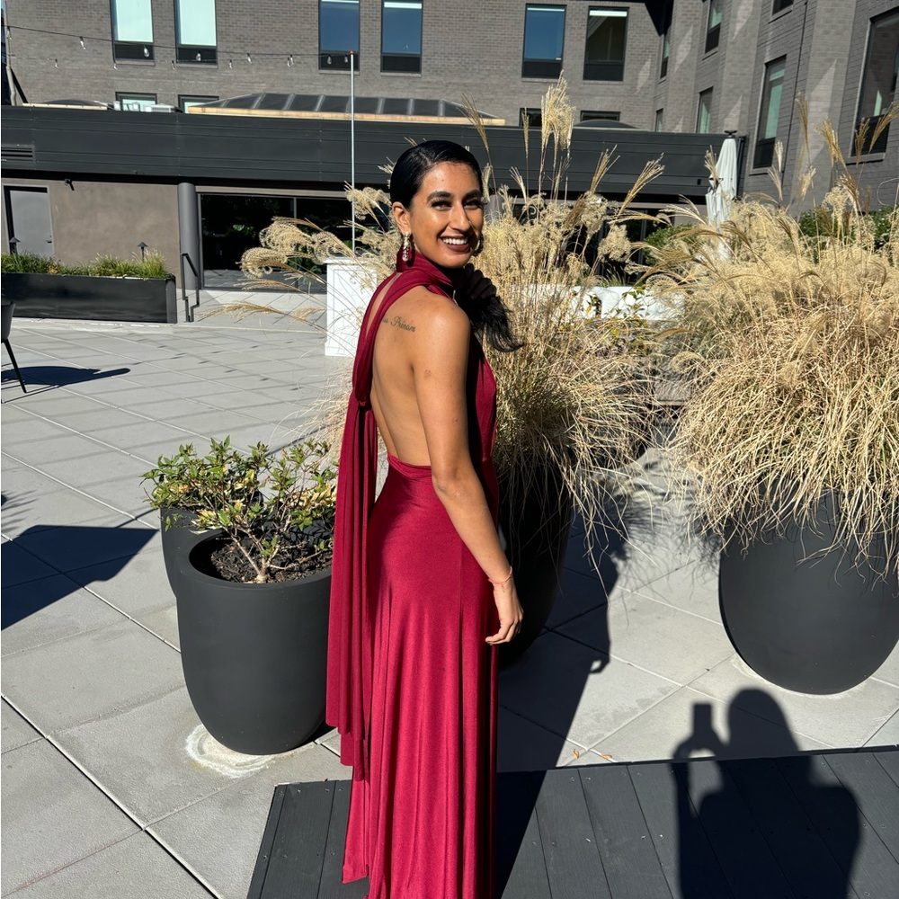 Elegant Red Evening Gown with Versatile Straps